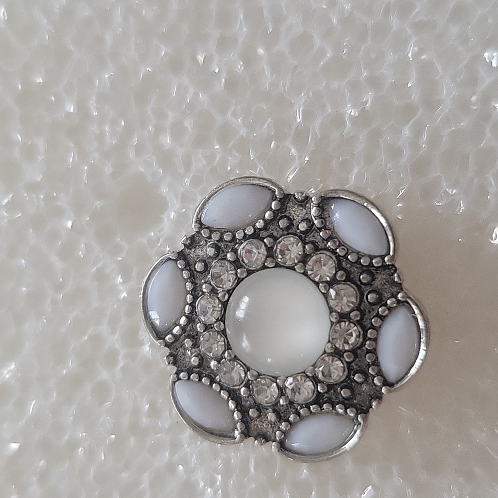White stone flower Ginger Snap Button 18MM